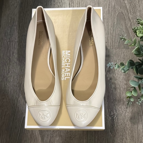 Michael Kors Women's Cream Flats - Picture 1 of 5